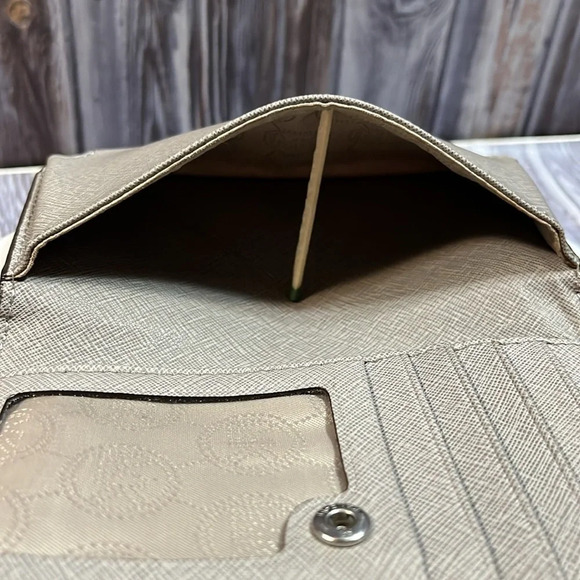 MICHAEL KORS BIFOLD SNAP WALLET/ WRISTLET in GUC - Picture 10 of 16